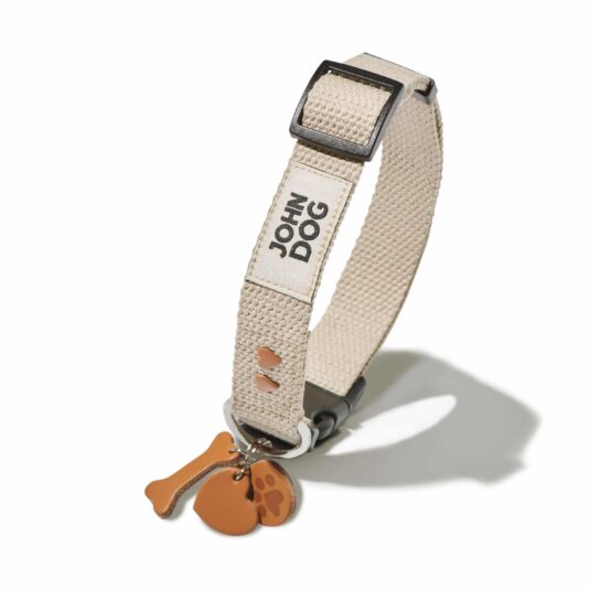 Jasnobeżowa obroża ze skórzanym brelokiem z kosteczką, psią łapą i sercem oraz nitami w kształcie serc w kolorze brązowym. Produkt z kolekcji MANIFEST marki John Dog.