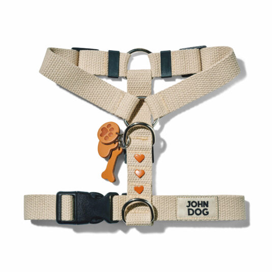 Beżowe szelki guard dla psa wykonana z bawełnianej taśmy z kolekcji MANIFEST marki John Dog. Szelki mają skórzany brelok z kością, łapką psa i serduszkiem oraz nity w kształcie brązowych serduszek.
