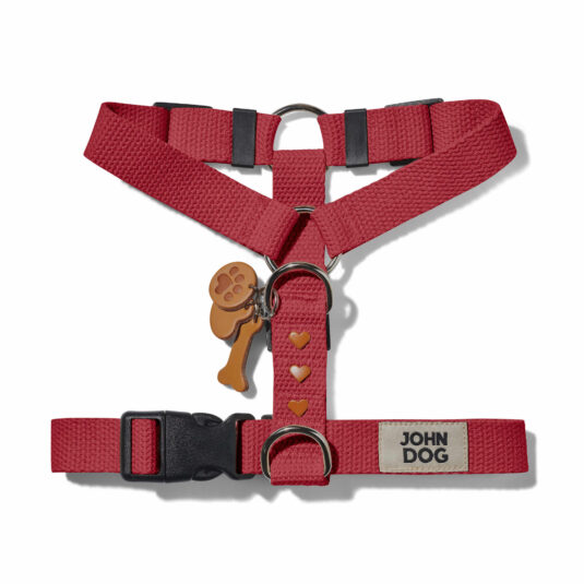 Bordowe szelki guard dla psa wykonana z bawełnianej taśmy z kolekcji MANIFEST marki John Dog. Szelki mają skórzany brelok z kością, łapką psa i serduszkiem oraz nity w kształcie brązowych serduszek.