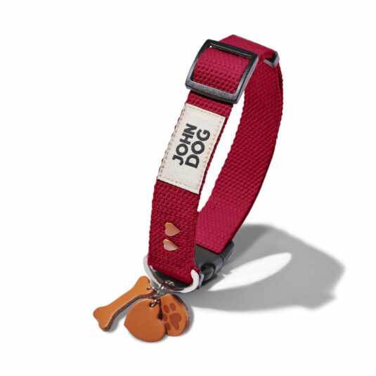 Bordowa obroża ze skórzanym brelokiem z kosteczką, psią łapą i sercem oraz nitami w kształcie serc w kolorze brązowym. Produkt z kolekcji MANIFEST marki John Dog.