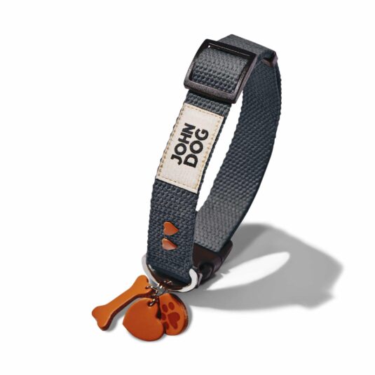 Grafitowa obroża ze skórzanym brelokiem z kosteczką, psią łapą i sercem oraz nitami w kształcie serc w kolorze brązowym. Produkt z kolekcji MANIFEST marki John Dog