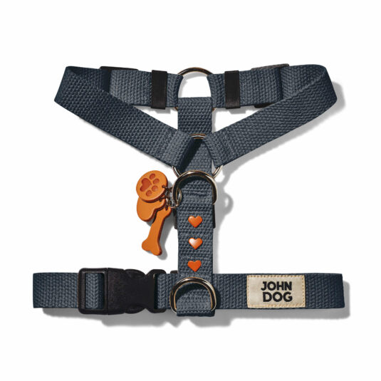 Grafitowe szelki guard dla psa wykonana z bawełnianej taśmy z kolekcji MANIFEST marki John Dog. Szelki mają skórzany brelok z kością, łapką psa i serduszkiem oraz nity w kształcie brązowych serduszek.
