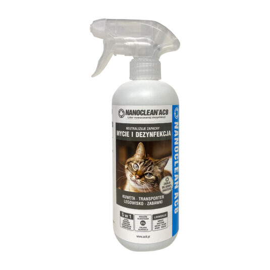 Na białym tle widoczna jest butelka NANOCLEAN AC8 KOT, środka do mycia i dezynfekcji akcesoriów dla kotów, takich jak kuwety, transportery czy zabawki.