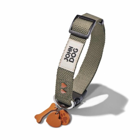 Oliwkowa obroża dla psa wykonana z bawełnianej taśmy z kolekcji MANIFEST marki John Dog. Obroża ma skórzany brelok z kością, łapką psa i serduszkiem oraz nity w kształcie brązowych serduszek.