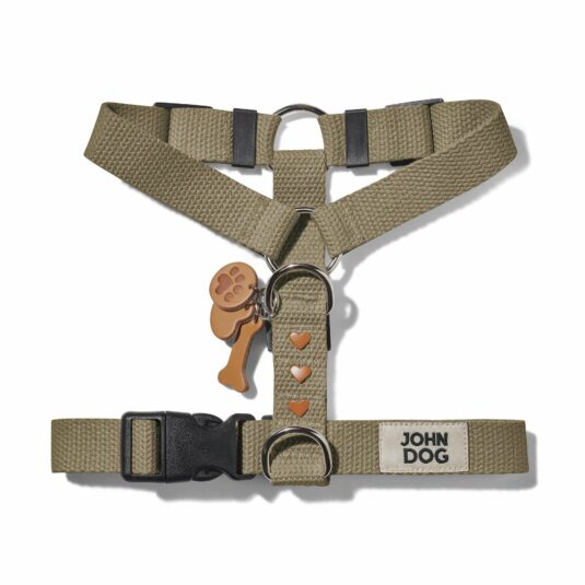 Oliwkowe szelki guard dla psa wykonana z bawełnianej taśmy z kolekcji MANIFEST marki John Dog. Szelki mają skórzany brelok z kością, łapką psa i serduszkiem oraz nity w kształcie brązowych serduszek.