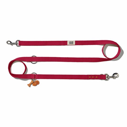 Przepinana smycz z możliwością regulacji długości z kolekcji MANIFEST marki John Dog. Wykonana jest z bordowej taśmy bawełnianej, a ozdobiona jest brązowymi nitami i brelokiem z brązowej skóry.