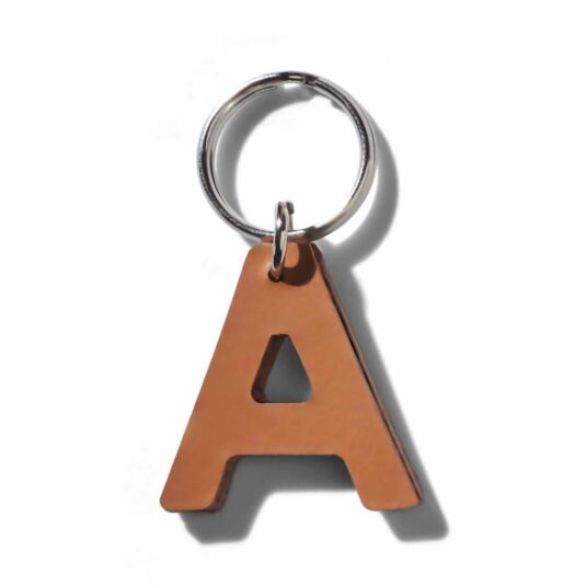 Brązowy, skórzany brelok do smyczy, szelek lub obroży w kształcie litery “A” z kolekcji MANIFEST marki John Dog. Brelok może być użyty jako inicjały imienia psa.