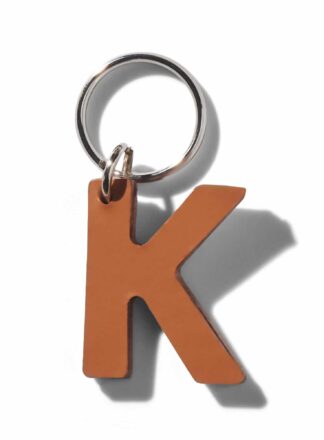 Brązowy, skórzany brelok w kształcie litery “K” z kolekcji MANIFEST marki John Dog. Brelok może być użyty jako inicjały imienia psa. Idealny jako dekoracja do akcesoriów dla psa lub stylowa ozdoba torby psiarza.
