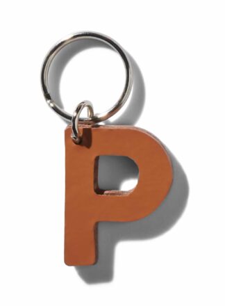 Brązowy, skórzany brelok do smyczy, szelek lub obroży w kształcie litery “P” z kolekcji MANIFEST marki John Dog. Brelok może być użyty jako inicjały imienia psa.