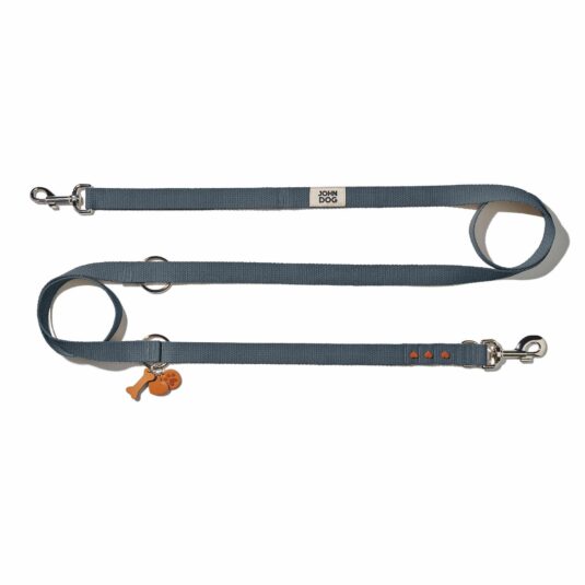 Przepinana smycz z możliwością regulacji długości z kolekcji MANIFEST marki John Dog. Wykonana jest z grafitowej taśmy bawełnianej, a ozdobiona jest brązowymi nitami i brelokiem z brązowej skóry.