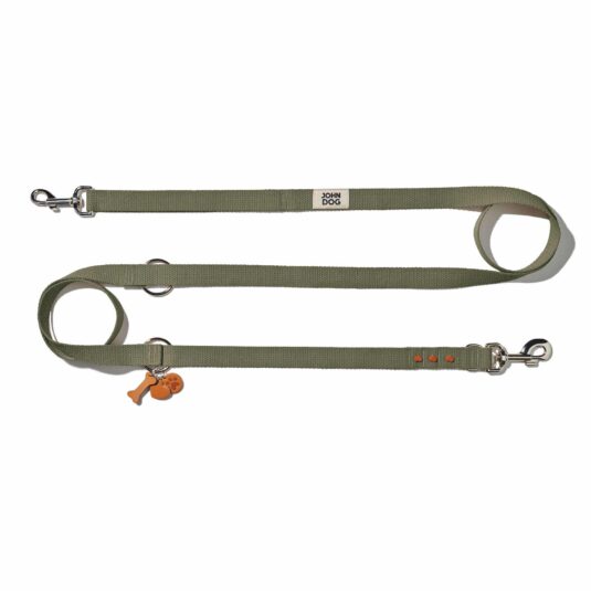 Przepinana smycz z możliwością regulacji długości z kolekcji MANIFEST marki John Dog. Wykonana jest z oliwkowej taśmy bawełnianej, a ozdobiona jest brązowymi nitami i brelokiem z brązowej skóry.