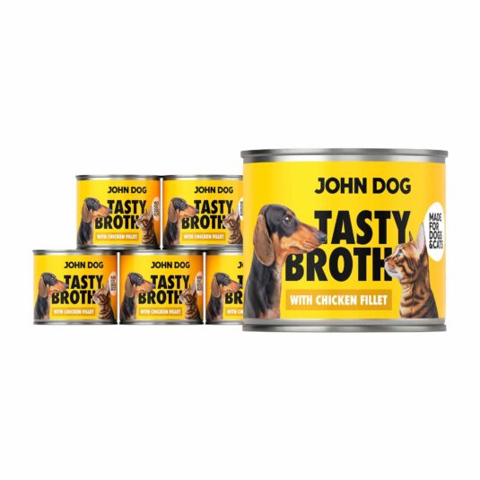 Zestaw puszek mokrej karmy John Dog Tasty Broth z kurczakiem dla psów i kotów. Żółte etykiety z wizerunkiem psa i kota.