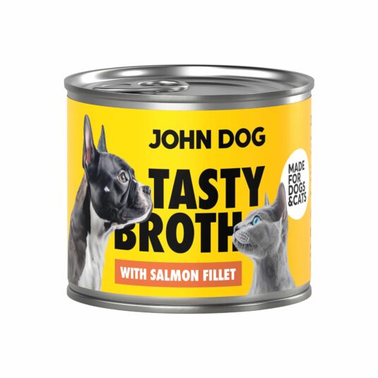 Puszka mokrej karmy John Dog Tasty Broth z łososiem dla psów i kotów. Żółte tło, czarno-biały pies i kot na etykiecie.