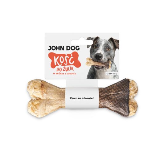 Kość do żucia 12 cm w skórze z łososia w kolorze beżowym z szarym elementem– widok od przodu. Na środku kości znajduje się biała owijka, do której przymocowana jest biała etykieta z czerwonym napisem. Po prawej na etykiecie jest pies rasy amstaff, który trzyma kość w zębach.