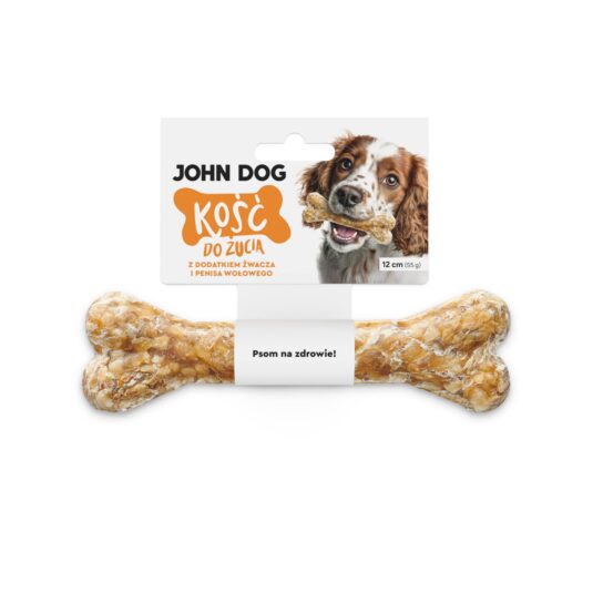 Kość do żucia 12 cm z dodatkiem żwacza i penisa wołowego w kolorze beżowym– widok od przodu. Na środku kości znajduje się biała owijka, do której przymocowana jest biała etykieta z pomarańczowym napisem. Po prawej na etykiecie jest pies rasy seter, który trzyma kość w zębach.