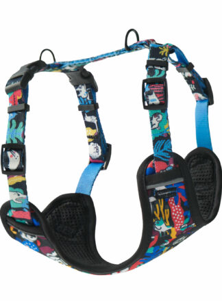 Bezuciskowe szelki guard dla psa z motywem Barcelona. Pasy w odcieniach niebieskiego i czerwieni, ozdobione wielobarwnymi grafikami przedstawiającymi postacie, zwierzęta i rośliny. Szelki mają miękkie, czarne poduszki dla większego komfortu psa. Posiadają regulację i dwa metalowe półkola na smycz.