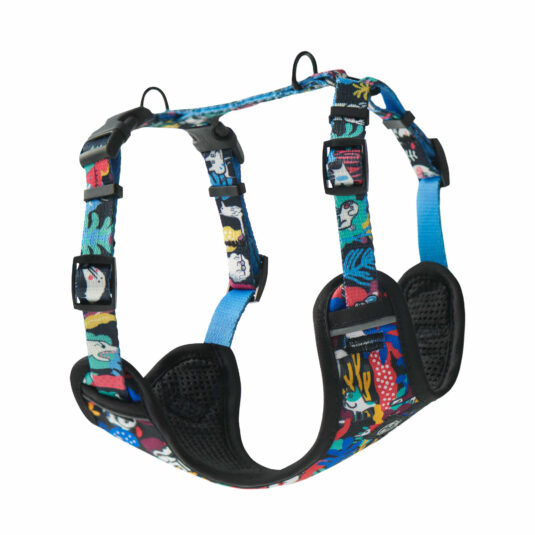 Bezuciskowe szelki guard dla psa z motywem Barcelona. Pasy w odcieniach niebieskiego i czerwieni, ozdobione wielobarwnymi grafikami przedstawiającymi postacie, zwierzęta i rośliny. Szelki mają miękkie, czarne poduszki dla większego komfortu psa. Posiadają regulację i dwa metalowe półkola na smycz.