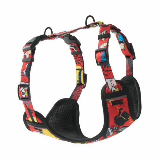 Czerwone szelki typu guard dla psa z bezuciskową konstrukcją. Mają czarne, miękkie poduszki w miejscach przylegających do ciała psa, zapewniające komfort podczas spaceru. Szelki zdobi wzór z grafikami japońskich motywów, m.in. kotków maneki-neko, ramenów i innych symboli. Wyposażone w regulowane paski i dwa metalowe półkola do przypięcia smyczy.