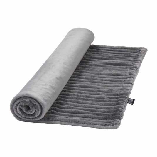 Zwinięty grafitowy koc dla psa John Dog o miękkiej, prążkowanej strukturze, widoczny na białym tle.