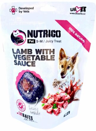 Przysmak Nutrigo dla psów z mięsem jagnięcym oraz sosem warzywnym. Przysmak ma soczystą, mięsną strukturę wewnątrz.