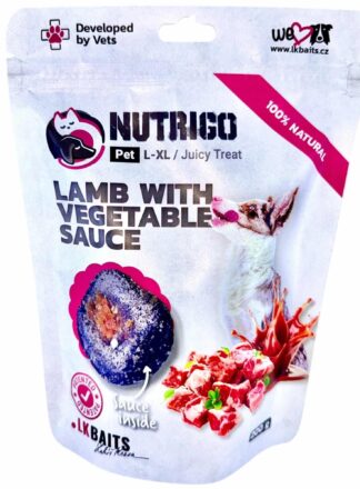 Przysmak Nutrigo dla psów z mięsem jagnięcym oraz sosem warzywnym. Przysmak ma soczystą, mięsną strukturę wewnątrz.