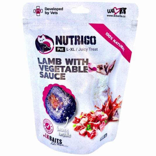 Przysmak Nutrigo dla psów z mięsem jagnięcym oraz sosem warzywnym. Przysmak ma soczystą, mięsną strukturę wewnątrz.