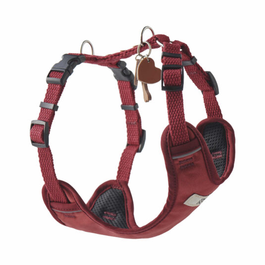 Bezuciskowe szelki dla psa w bordowym kolorze – widok z boku. Wykonane z taśmy bawełnianej, z regulacją na klamry, metalowymi D-ringami i miękkim podszyciem. Widoczne skórzane breloki i elementy odblaskowe.