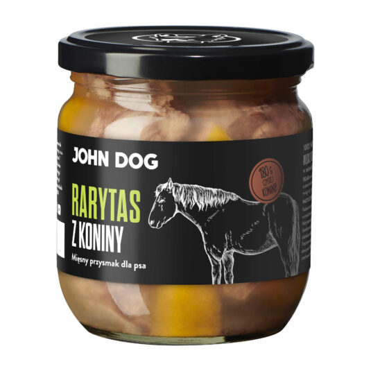 Słoik mokrej karmy dla psa marki John Dog, widok lekko z boku. Etykieta czarna z grafiką konia i napisem 'Rarytas z koniny – Mięsny przysmak dla psa'. Zawartość słoika widoczna przez szkło.