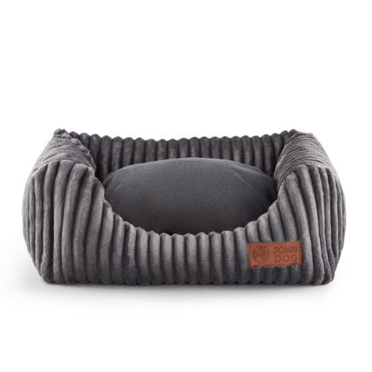 Prążkowane legowisko w kolorze szarym, z wyciągniętą poduchą łatwą w czyszczeniu. Legowisko jest miękkie i przyjemne w dotyku.