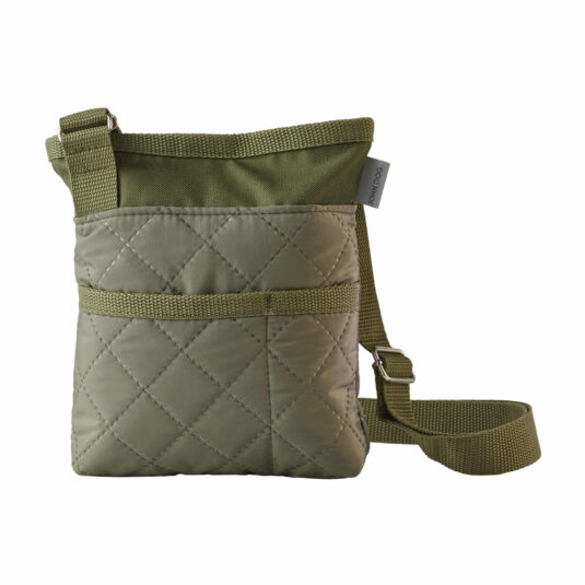 Pikowana saszetka na przysmaki dla psa w kolorze oliwkowym. Saszetka ma regulowany pasek i kilka kieszonek.