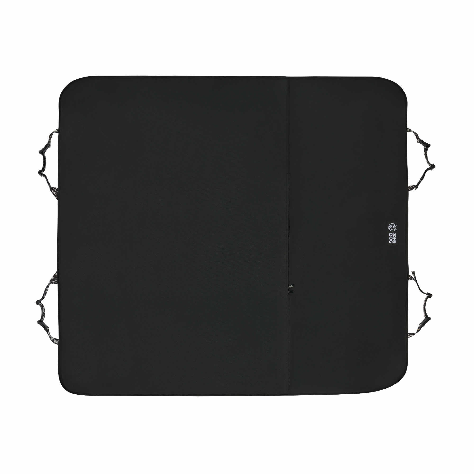 Czarna mata samochodowa dla psa z kolekcji Comics od John Dog, rozłożona na płasko, widok z góry z ozdobnymi paskami mocującymi po bokach.