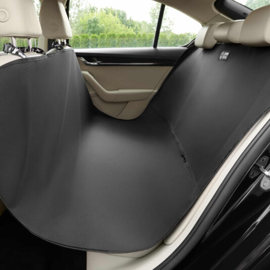 Mata samochodowa dla psa z kolekcji Comics od John Dog zamontowana na tylnej kanapie samochodu, zabezpieczająca siedzenia przed zabrudzeniem.