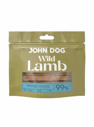 Kieszonkowe, oliwkowe opakowanie przysmaków John Dog Wild Lamb Pocket Sticks. Na opakowaniu znajduje się okienko pokazujące zawartość – mięsne patyczki z jagnięciny dla psa.