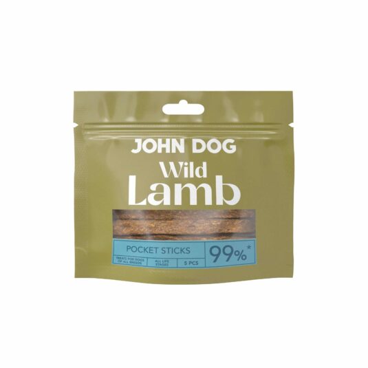 Kieszonkowe, oliwkowe opakowanie przysmaków John Dog Wild Lamb Pocket Sticks. Na opakowaniu znajduje się okienko pokazujące zawartość – mięsne patyczki z jagnięciny dla psa.