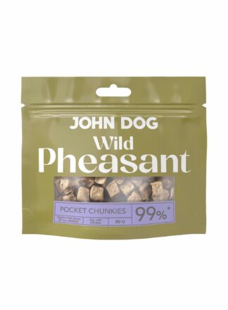 Kieszonkowe, oliwkowe opakowanie przysmaków John Dog Wild Pheasant Pocket Chunkies. Na opakowaniu znajduje się okienko pokazujące zawartość – mięsne kosteczki z bażanta dla psa.