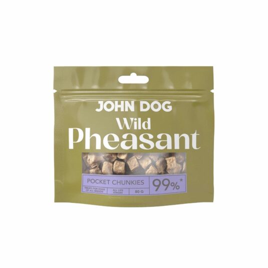Kieszonkowe, oliwkowe opakowanie przysmaków John Dog Wild Pheasant Pocket Chunkies. Na opakowaniu znajduje się okienko pokazujące zawartość – mięsne kosteczki z bażanta dla psa.