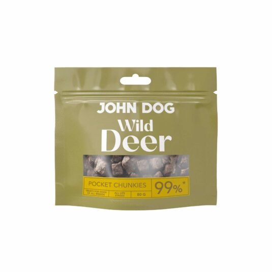 Kieszonkowe, oliwkowe opakowanie przysmaków John Dog Wild Deer Pocket Chunkies. Na opakowaniu znajduje się okienko pokazujące zawartość – mięsne kosteczki z jelenia dla psa.