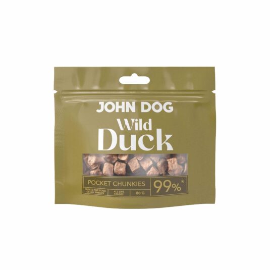 Kieszonkowe, oliwkowe opakowanie przysmaków John Dog Wild Duck Pocket Chunkies. Na opakowaniu znajduje się okienko pokazujące zawartość – mięsne kosteczki z kaczki dla psa.