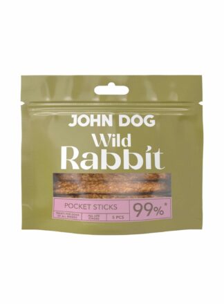 Kieszonkowe, oliwkowe opakowanie przysmaków John Dog Wild Rabbit Pocket Sticks. Na opakowaniu znajduje się okienko pokazujące zawartość – mięsne patyczki z królika dla psa.