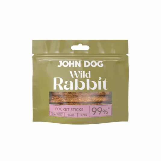 Kieszonkowe, oliwkowe opakowanie przysmaków John Dog Wild Rabbit Pocket Sticks. Na opakowaniu znajduje się okienko pokazujące zawartość – mięsne patyczki z królika dla psa.