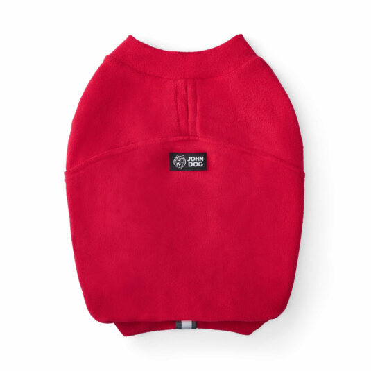 Bluza polarowa w kolorze czerwonym, widok od góry. Na grzbiecie naszywka z logo John Dog, a w dolnej części znajduje się mała, odblaskowa naszywka.