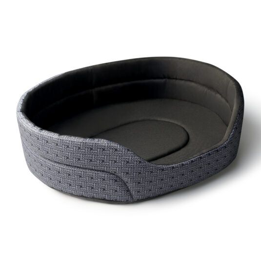 Owalne legowisko dla psa w kolorze czarnym, wyściełane w środku i obszyte materiałem z nadrukiem „John Dog”.