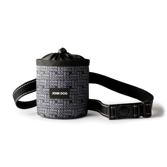Czarna saszetka na przysmaki dla psa z nadrukiem „John Dog”, regulowanym paskiem i zapięciem na klamrę.