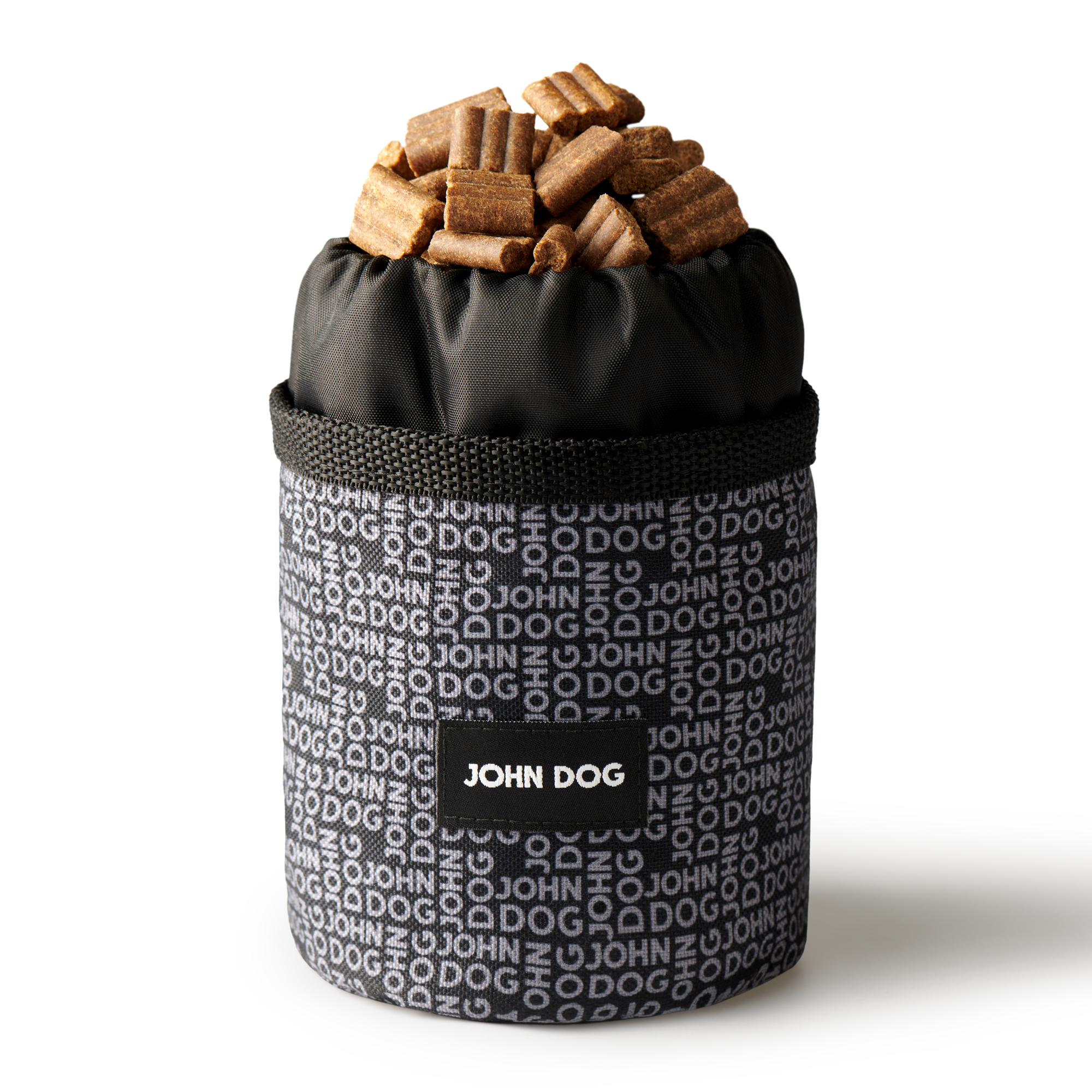 Saszetka na przysmaki w kolorze czarnym z nadrukiem „John Dog”, wypełniona smaczkami dla psa.