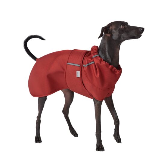 Kurtka dla psa w kolorze czerwonym, wykonana z materiału nieprzemakalnego.