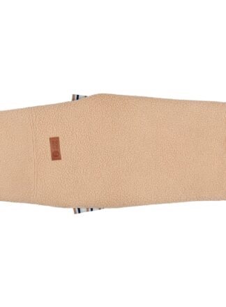 Bluza outdoorowa dla psa w kolorze jasnego beżu, wykonana z polaru-baranka. Część piersiowa wykonana z pasiastego materiału. Widok od dołu.