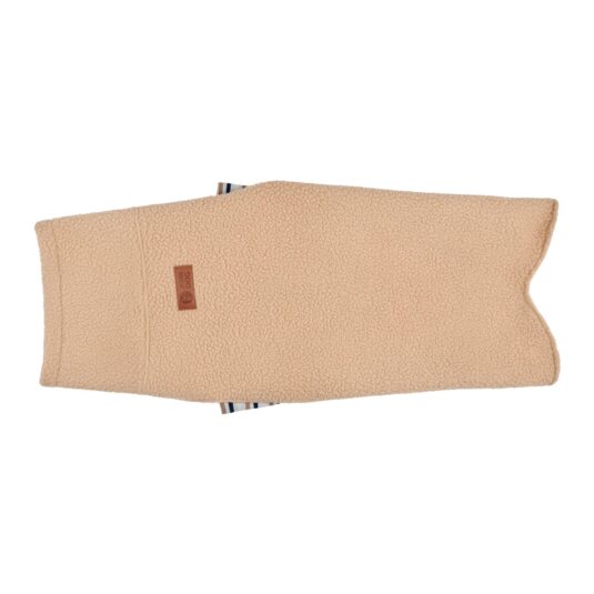 Bluza outdoorowa dla psa w kolorze jasnego beżu, wykonana z polaru-baranka. Część piersiowa wykonana z pasiastego materiału. Widok od dołu.