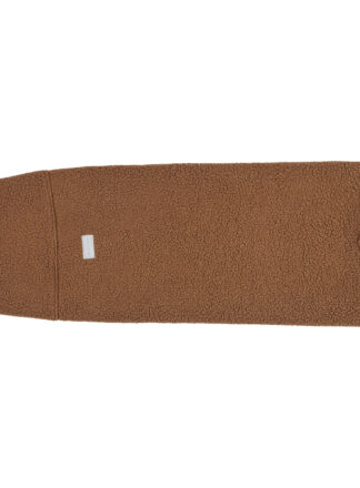 Bluza outdoorowa dla psa w kolorze brązowym, wykonana z polaru-baranka. Część piersiowa wykonana z czarnego materiału. Widok od dołu.