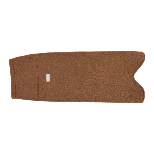 Bluza outdoorowa dla psa w kolorze brązowym, wykonana z polaru-baranka. Część piersiowa wykonana z czarnego materiału. Widok od dołu.