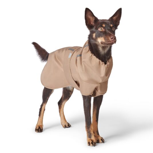 Beżowa kurtka przeciwdeszczowa dla psa John Dog z odblaskowym zamkiem, chroniąca przed deszczem i wiatrem.